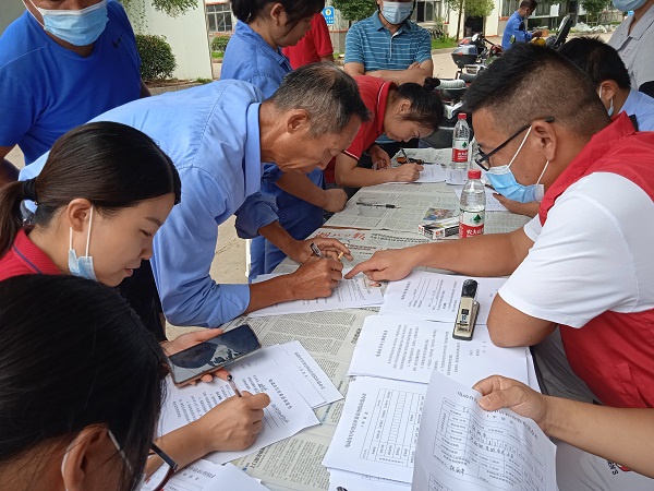 交警中隊(duì)聯(lián)合昌利公司為員工進(jìn)行電動車掛牌服務(wù) 交警中隊(duì)聯(lián)合昌利公司為員工進(jìn)行電動車掛牌服務(wù)